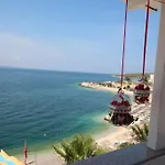 E Bardhe Butique * Sarandë