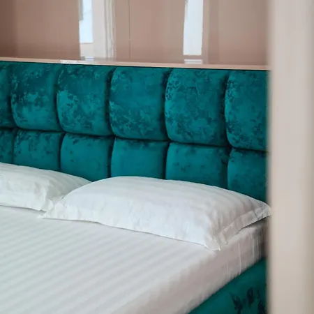 E Bardhe Butique Hotel *