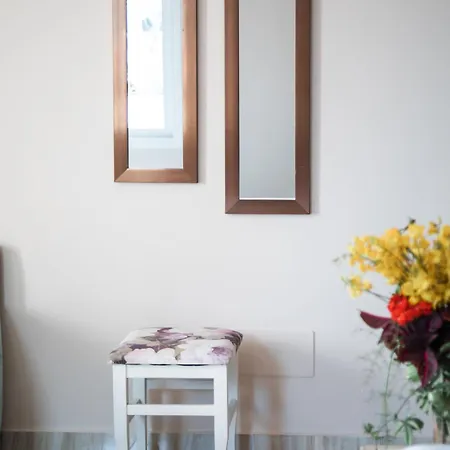 E Bardhe Butique Hotel *