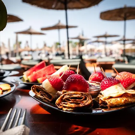 E Bardhe Butique Hotel *